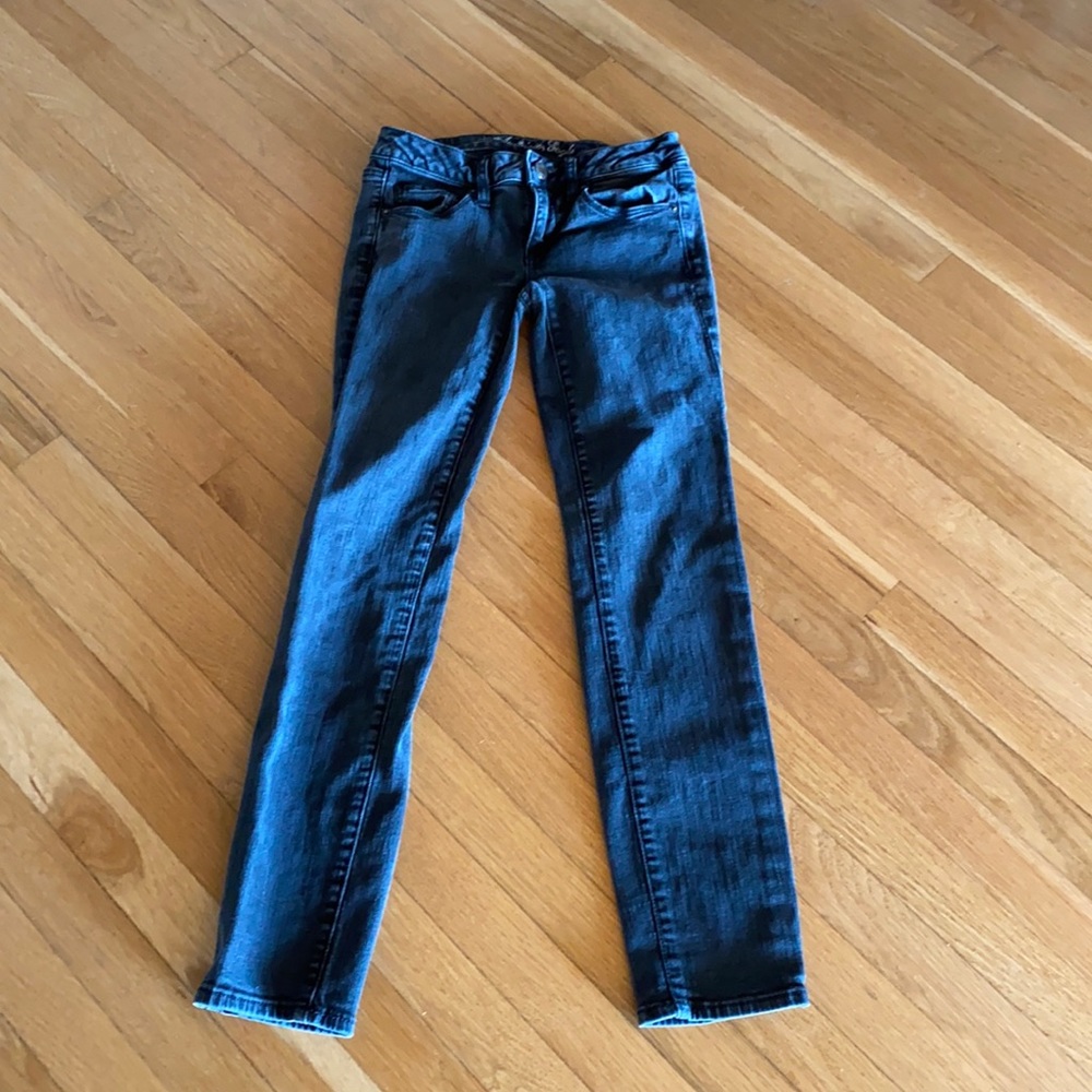 AEO• Black Super Stretch Skinny Jeans• 4